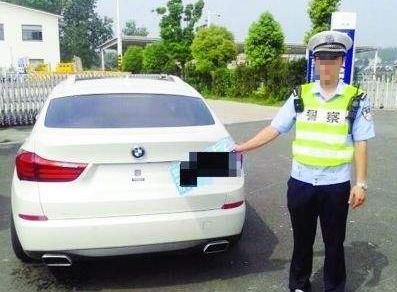 我买车两天上路被查有临时车牌.新车牌还没安装走了被查罚款2q0元合理吗