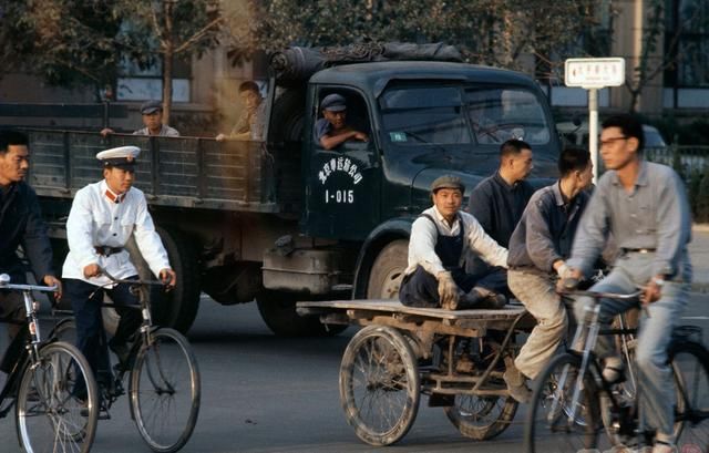八十年代初,自行车完全普及,中国开始迈向自行车大国.