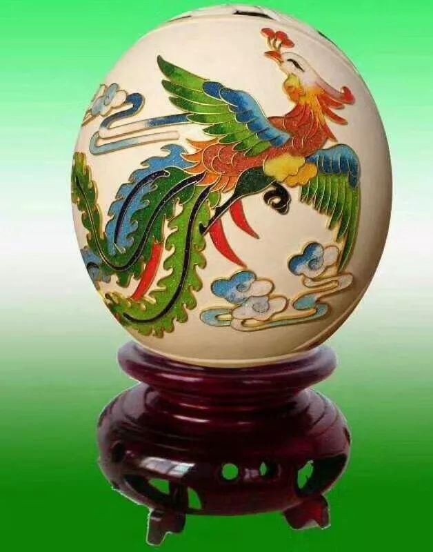 鸵鸟工艺蛋有彩绘,浮雕,镂空,景泰蓝镶雕四种绘制工艺,图案以祝福
