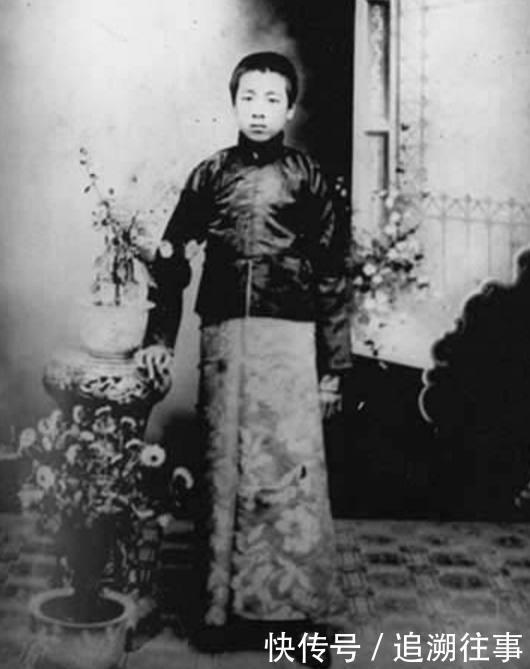 家庭的重担一下子落到了二十多岁的万冬儿肩上,幸得在1904年周贻能和