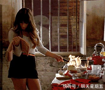 美女,这样煮饭很危险啊