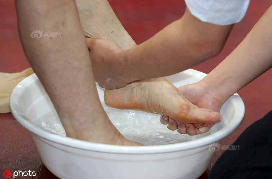韩国高中组织学生给爸妈洗脚 庆祝父母节