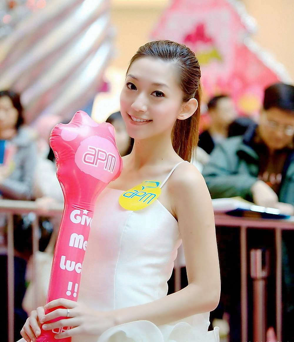 笑得甜蜜可爱的白裙舞蹈美女姑娘
