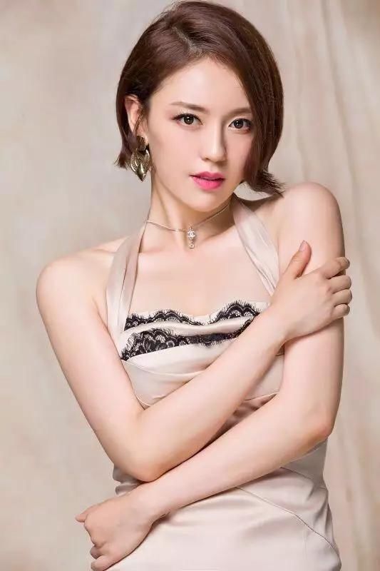 都是李小璐闺蜜,吕佳容为她澄清,刘芸撇开关系!然而都被骂惨了