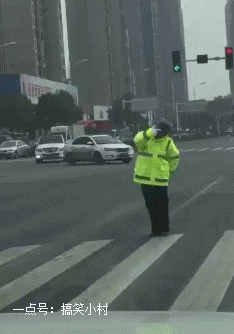 搞笑gif图:这女儿哪里是爸爸的小棉袄,很明显是黑心棉