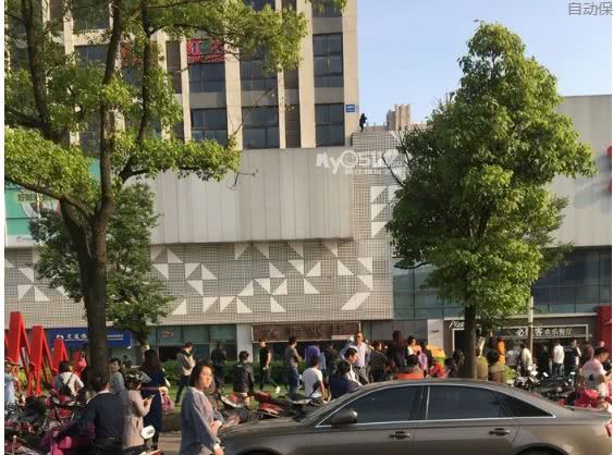 最近跳楼跳楼?昨日镇江情绪欲频发女子女生感情双鱼座激动!折图片