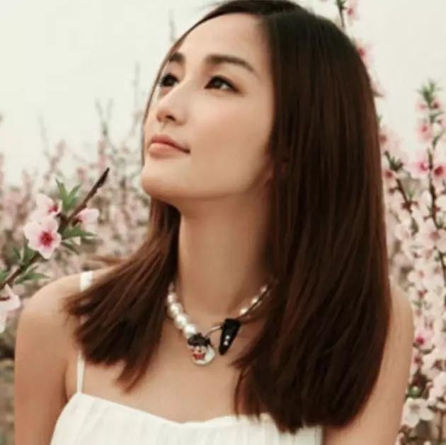 稍微蓬松造型的长直发发型,无疑是气质迷人的有力武器