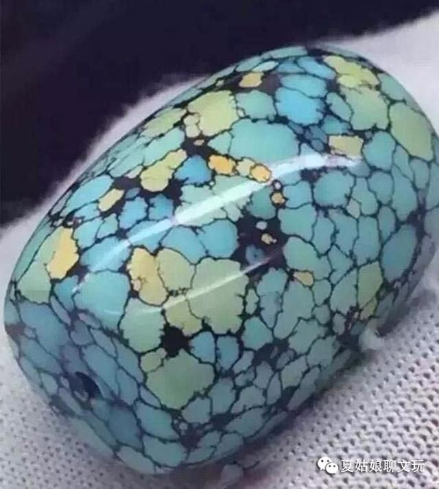 高品质的唐三彩绿松石的要求有:颜色至少有三种,并且纹路要清晰,颜色