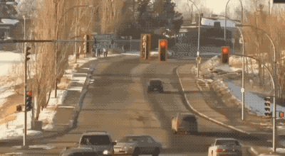 搞笑gif图:混黑社会多没出息,衣服都买不起!