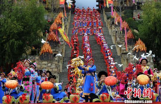 农历十月初一是传统的羌历新年,四川茂县羌族民众齐聚中国古羌城载歌