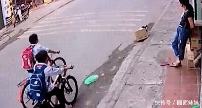 搞笑gif:网友的记录仪实拍汽车被龙卷风吹走,大自然的