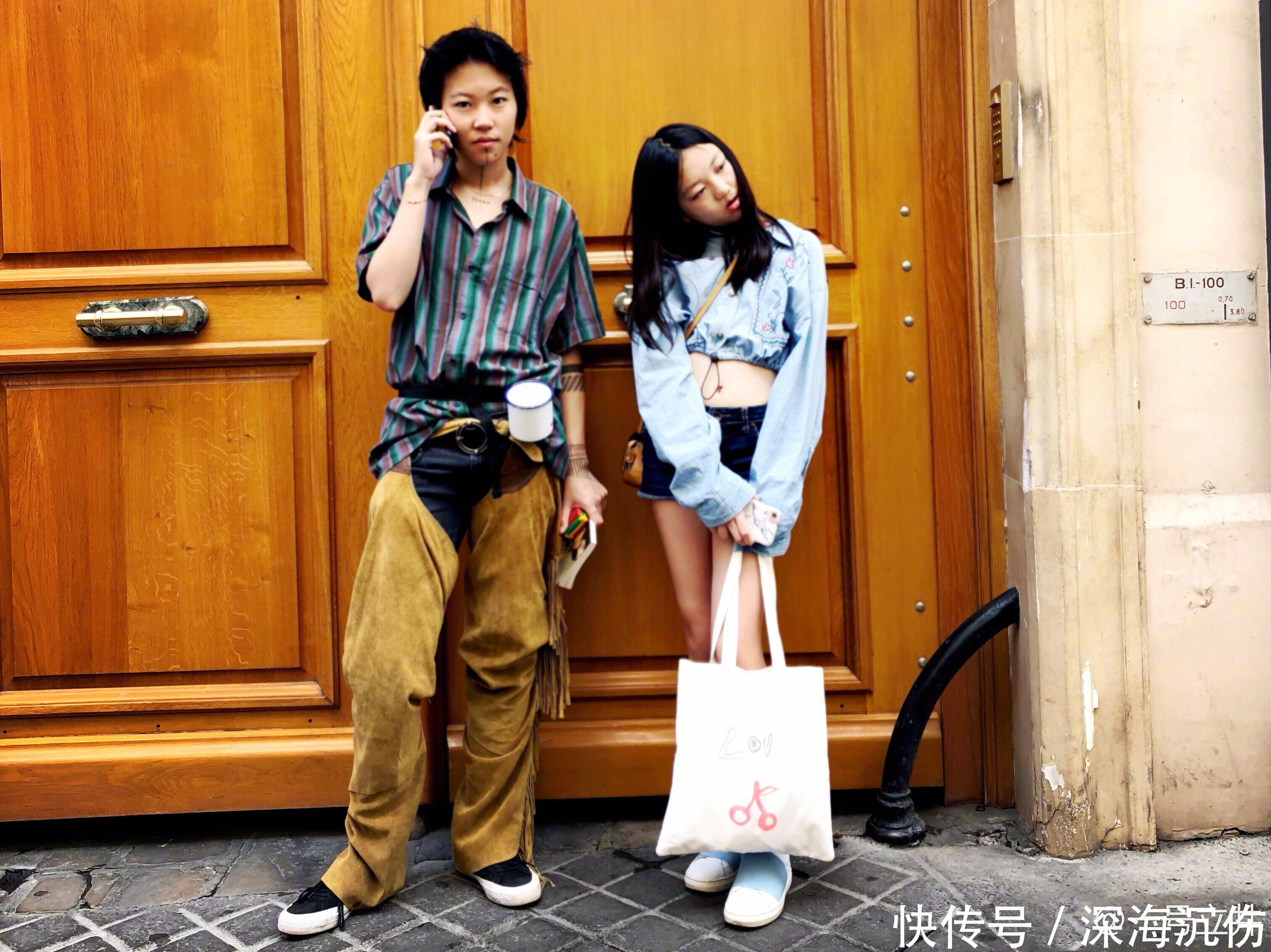 李亚鹏晒两女儿同框照,李嫣着露脐装大秀美腿