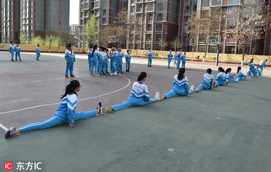 2018年4月18日,河北省廊坊市,香河县第一小学的孩子们在课间做游戏