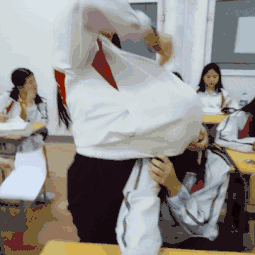 搞笑gif趣图:去洗头,哎……又没撑过3秒