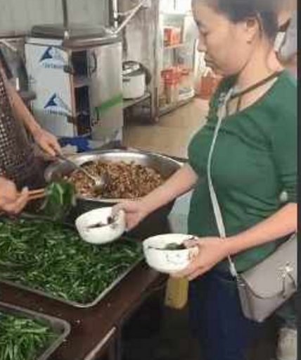 食堂大妈习惯性手抖,女子想了个绝招,却也没尝到好果子吃