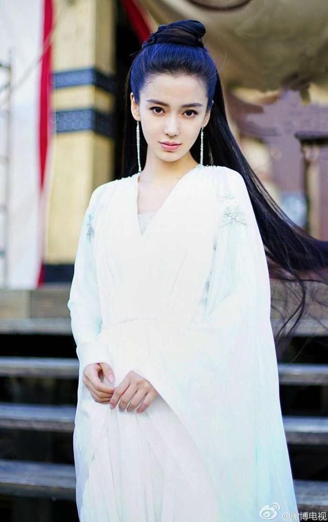 古装剧中女星穿白衣鞠婧祎很惊艳,杨幂很清纯,杨颖美出新高度