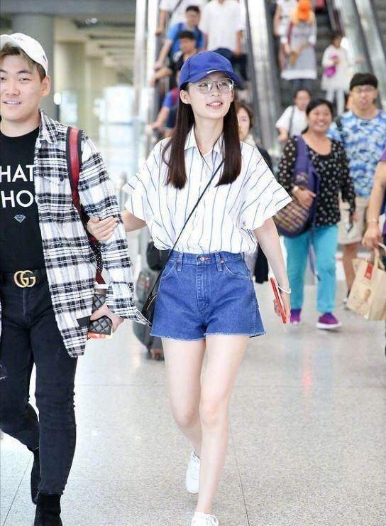 李沁机场造型零失误,近日身穿土气打底裤现身机场,效果让人意外