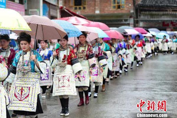 图为贵州榕江七十二寨侗族少女细雨中展示服饰.贺俊怡摄