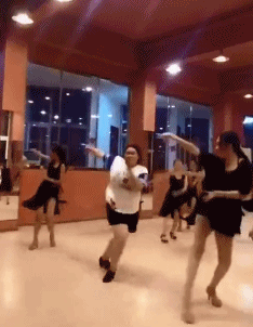 搞笑gif:竟然能跟美女抢镜 大叔你赢了!