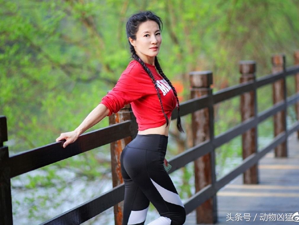 虽然已经50岁,但刘叶琳仍然自信地说自己性感身材完爆少女.