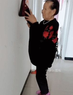 搞笑gif:喝醉酒还这么奔放,一看就不是正经妹子,没下