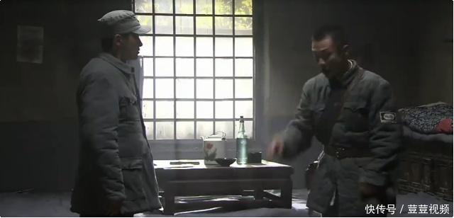 新老《亮剑》赵刚李云龙摔酒瓶对比,老版玻璃碴子乱飞