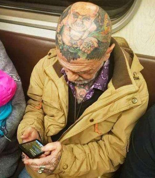 搞笑gif:大爷头上的纹身可真霸气,一看就不是一般人