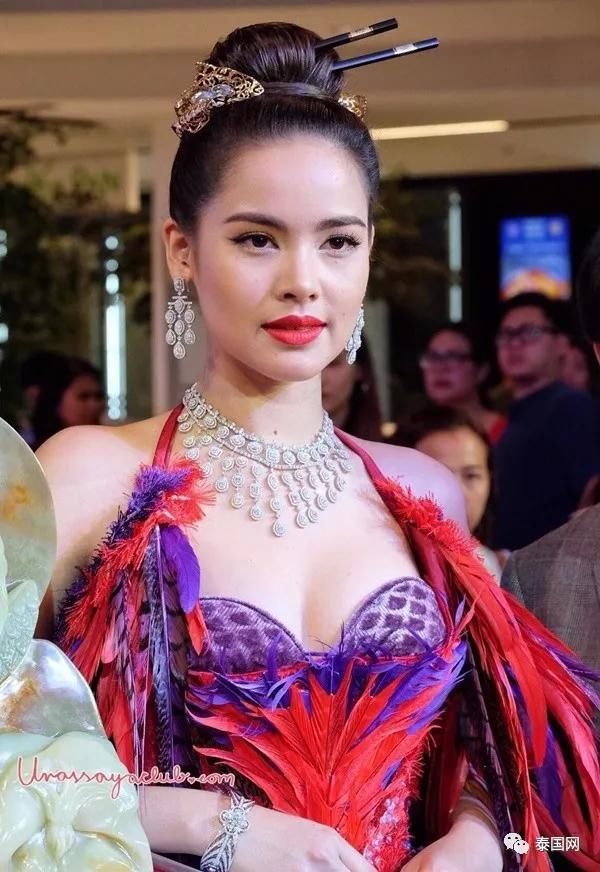 泰星yaya性感红裙出席春节活动,澄清隆胸传闻