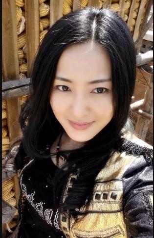 乡爱李大国现实妻子比香秀漂亮 被称赵本山最美徒弟