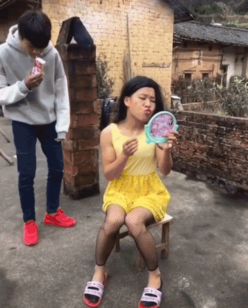 搞笑gif:尿尿也要偷看吗?这下好了,好喝吗?