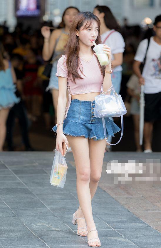 我初三，爱穿勉强遮住PP的超短裙，不穿内裤。又一次，体育课我跑步时摔了 