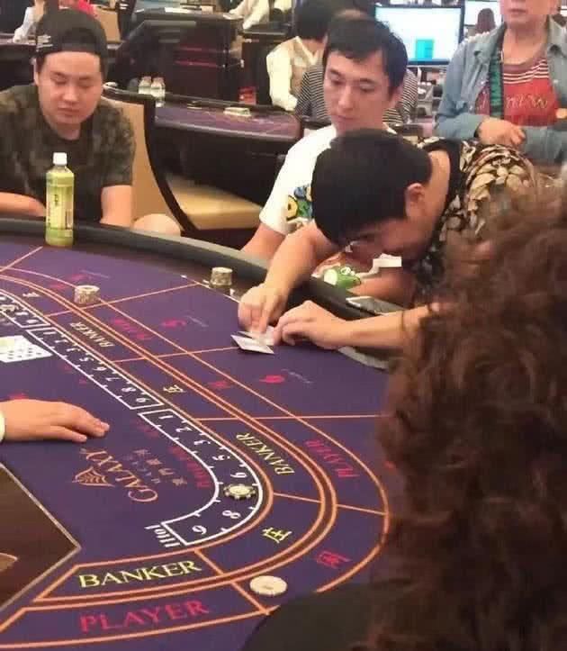 王思聪和秦奋在赌场赌钱,看看两人的筹码,贫穷限制了