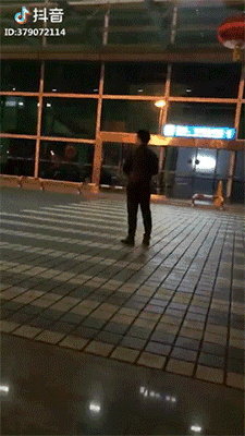 抖音上两个铁道工人的背影,治好了我的失眠症