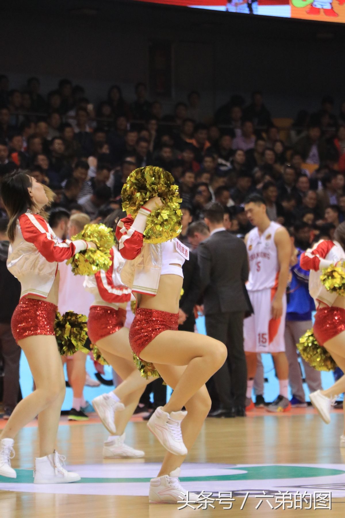 cba山东啦啦队妹子身体够软!上演高难度抬腿动作,球迷