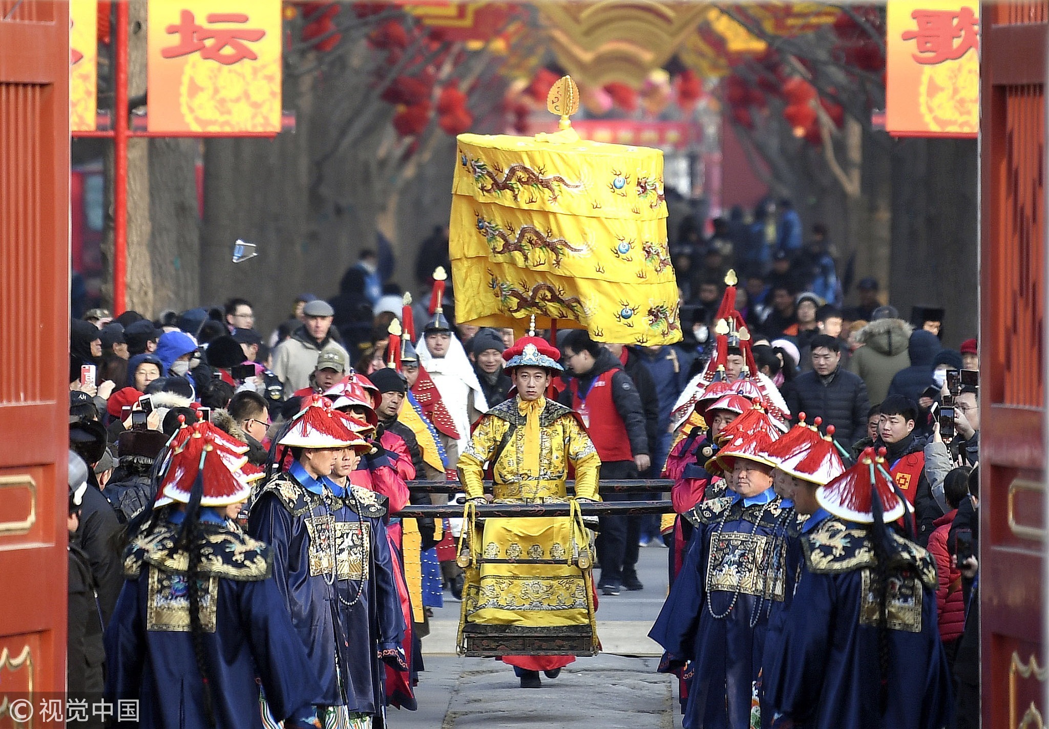 "文武百官"分列两边,在"侍卫仪仗"的前后簇拥下,身穿金黄色龙袍的皇帝