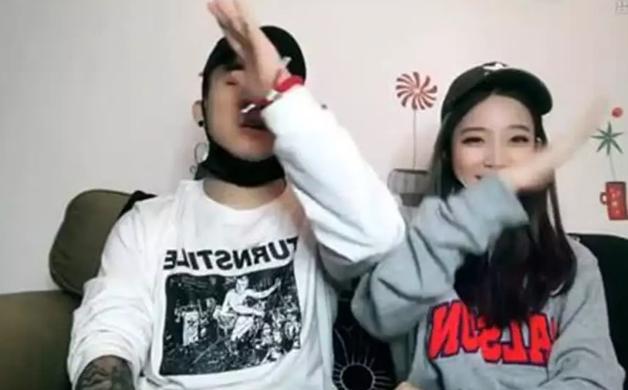 手指舞根据不同的曲目,有才的抖音用户们都给配上了不同的手势舞