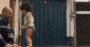 搞笑gif:那次去买东西,人家找了我一张假一百的