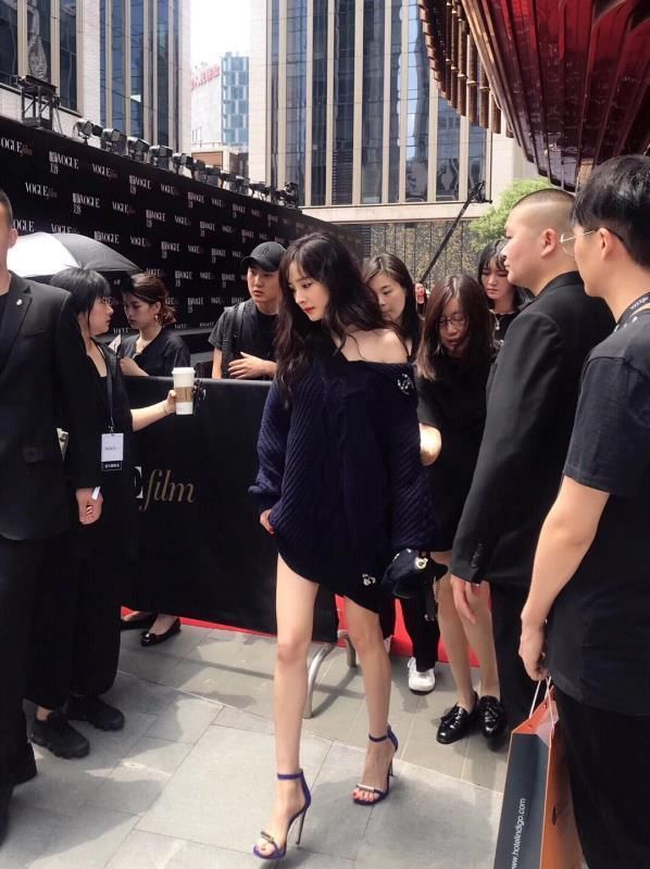 杨幂与张碧晨,欧阳娜娜合照,网友:都是大长腿