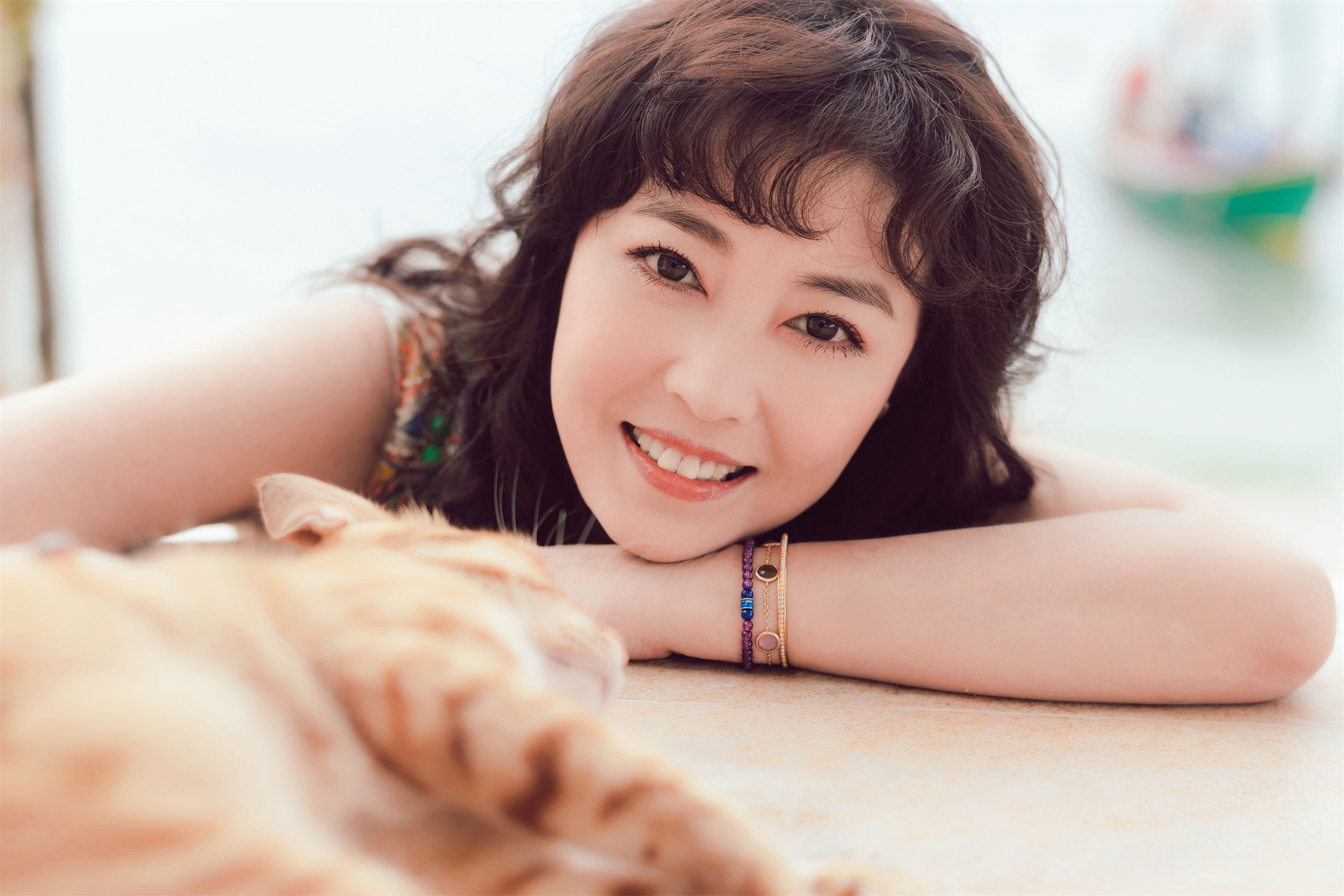 周海媚海边写真曝光眼神宠溺