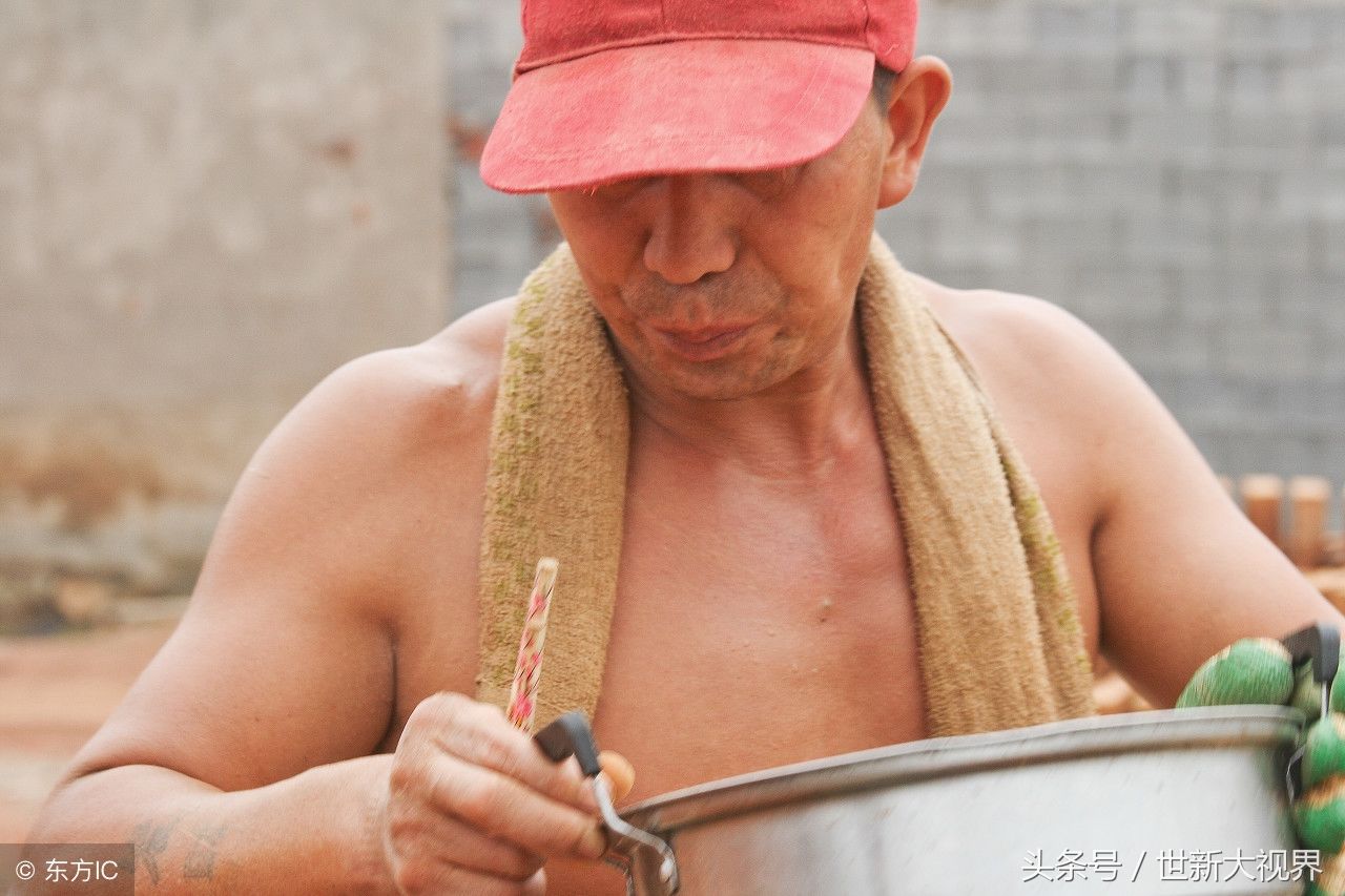 点赞!盘点炎热天气工地上的农民工如何劳动 有一张图片真温暖