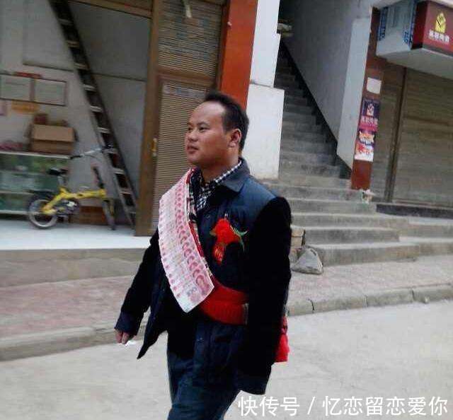 婚礼现场百元大钞当场衣服穿的新人,这是太有钱还是炫富?