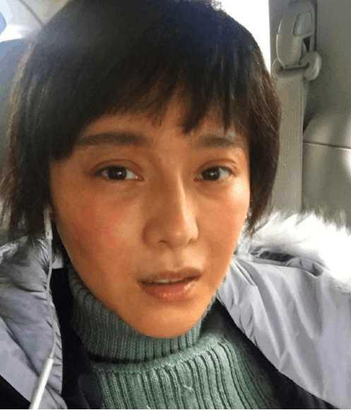 女星素颜出镜自毁形象,范冰冰沧桑难认,赵丽颖的脸竟然反光