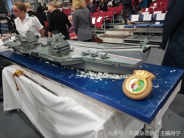 巨型航空母舰蛋糕庆祝英国海军伊丽莎白女王号航母服役