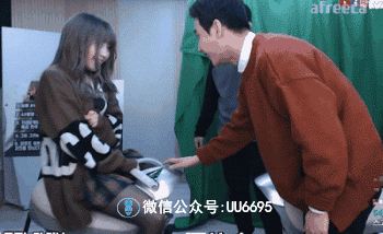 搞笑gif动图:被你这么用,杯子有点受宠若惊!