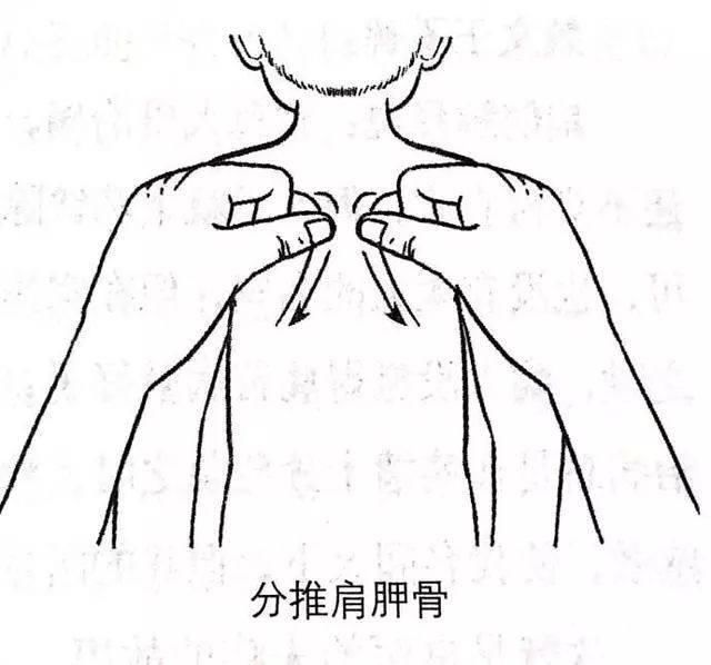 大拇指点按揉宝宝的天突穴50次