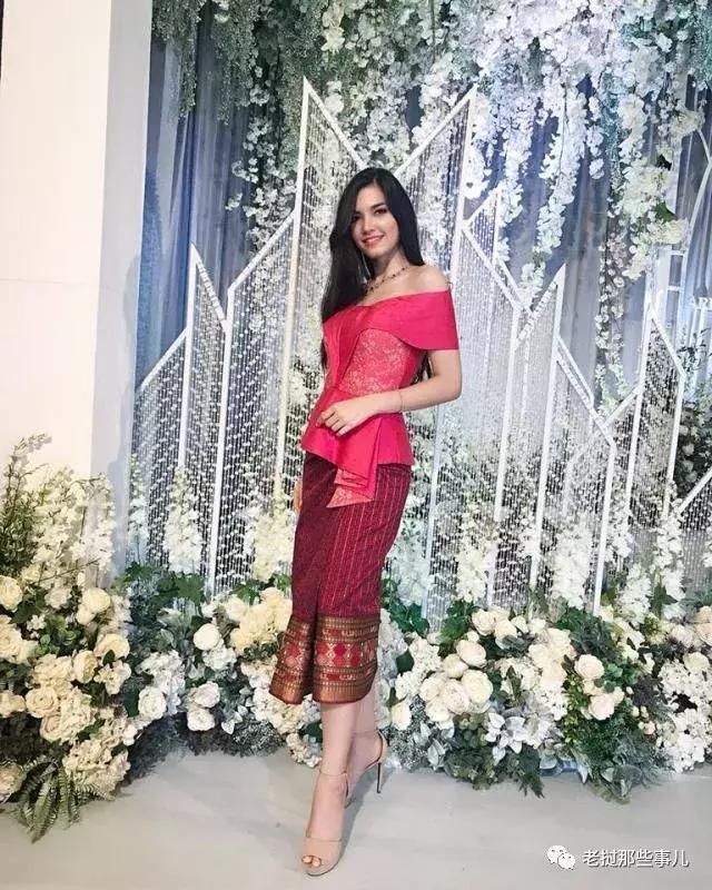 老挝美女都爱穿老挝传统服饰,不但有气质还显女人味!