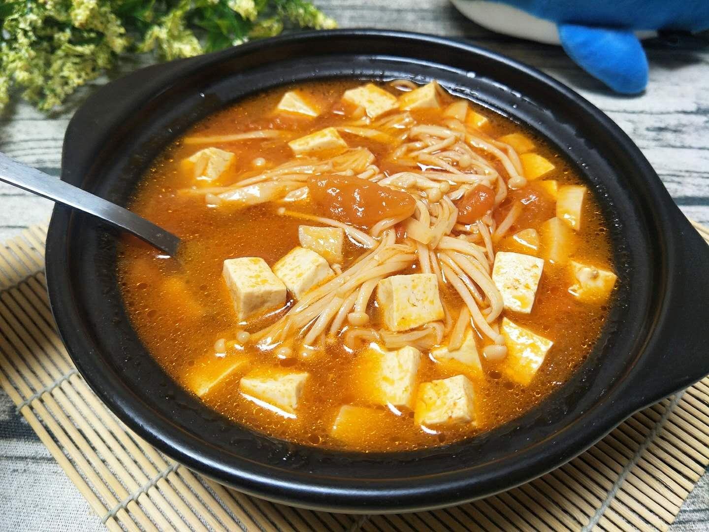 3,豆腐冲洗切丁. 4,金针菇去根部,洗净撕小朵