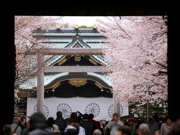 靖国神社其实还有为日本战死的其他国民名簿,2007年,李登辉曾经到这里