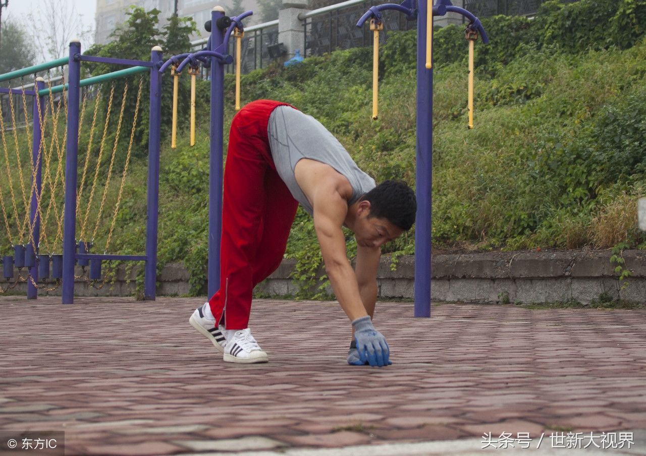 健身男子学乌龟爬行健身源自华佗的五禽戏 原来健身也