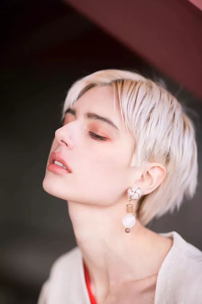 梦见别人在剪头发,解读梦境中的隐喻与象征 梦见别人在剪头发,解读梦境中的隐喻与象征